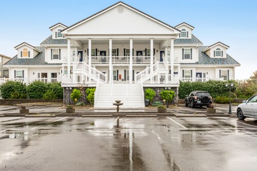 Romantic suite w/ fireplace, jetted tub & full kitchen