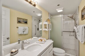 Combined shower/bathtub, towels
