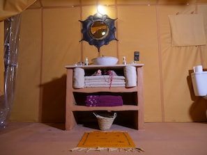 Shower, bathrobes, towels, toilet paper - Royal Luxury Camp (Taouz)