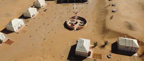 シャワー、バスローブ、タオル、トイレットペーパー