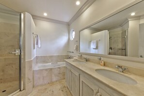 Biệt thự Deluxe, nhiều giường | Phòng tắm | Vòi sen/bồn tắm kết hợp, máy sấy tóc, khăn tắm 