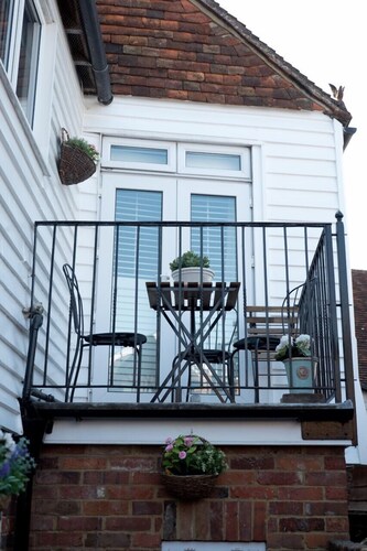 A  great  quirky  listed  in Tenterden high street property,  for up-to 8 people