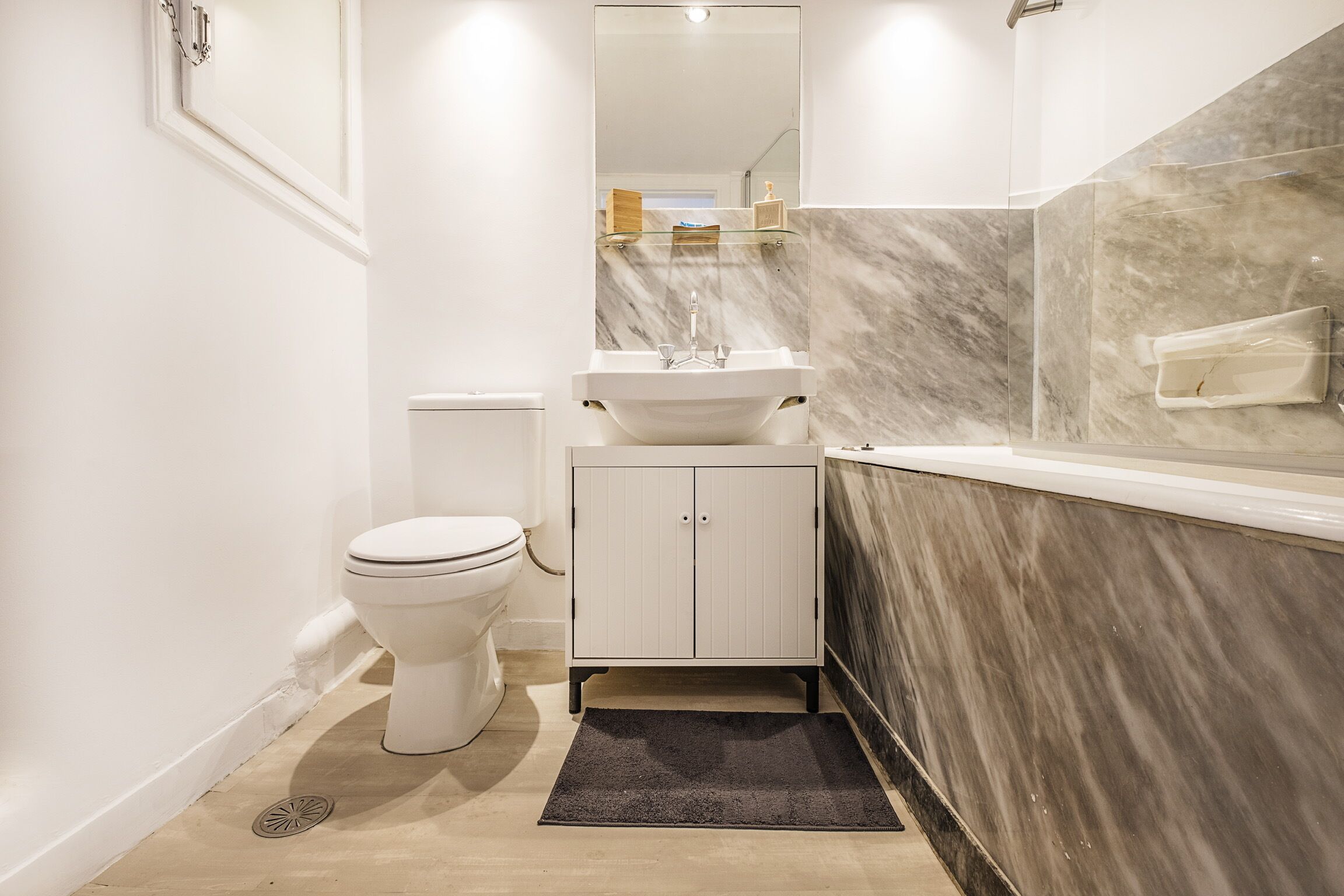 Duschwanne, Haartrockner, Bidet, Handtücher
