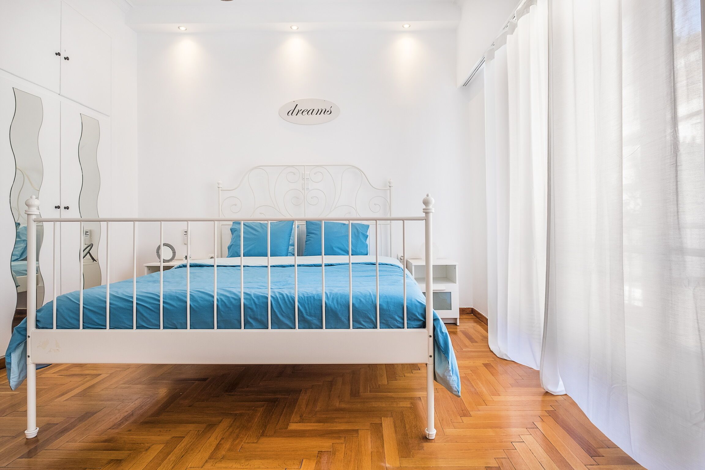 1 habitación, tabla de planchar con plancha, cuna de viaje y wifi 