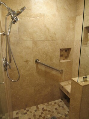 Douche, sèche-cheveux, serviettes fournies, savon