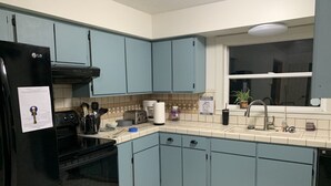 Kaffetrakter/tekoker, kjøleskap, mikrobølgeovn og ovn