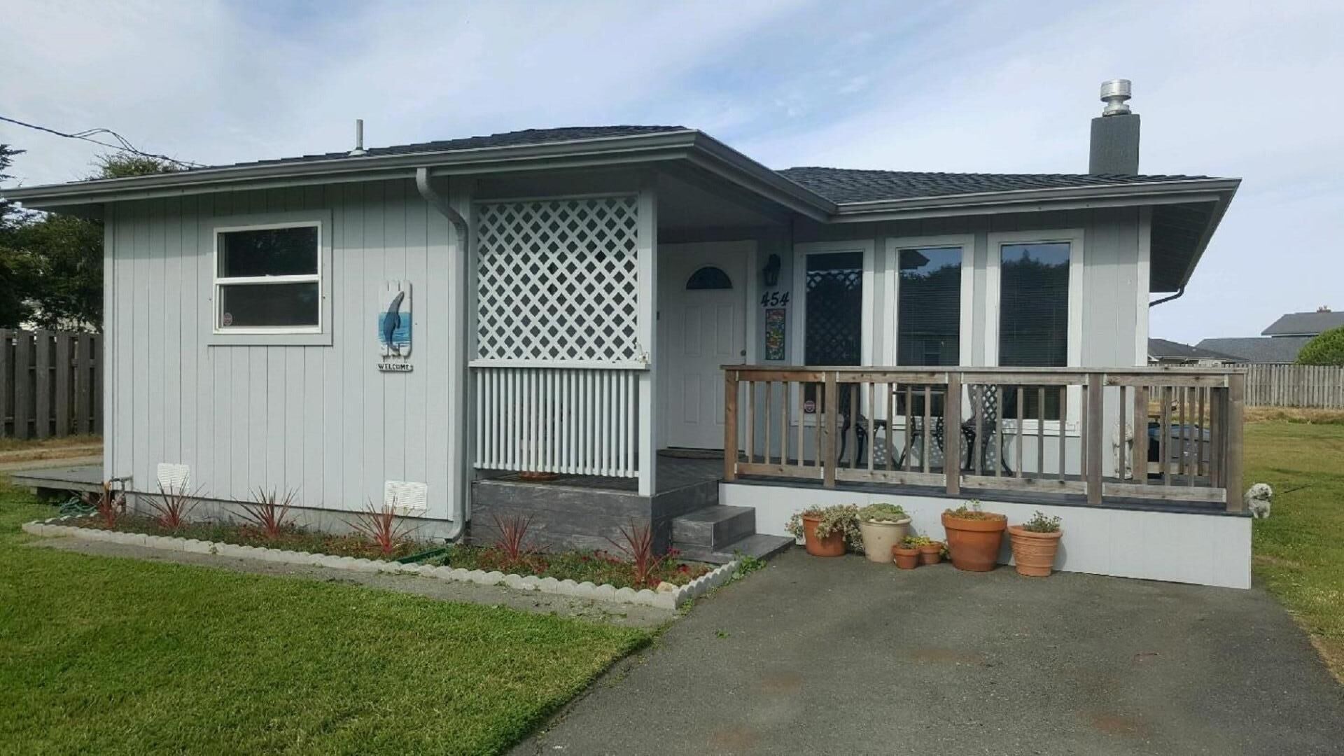 Whale Watch Cottage 1 block from beach