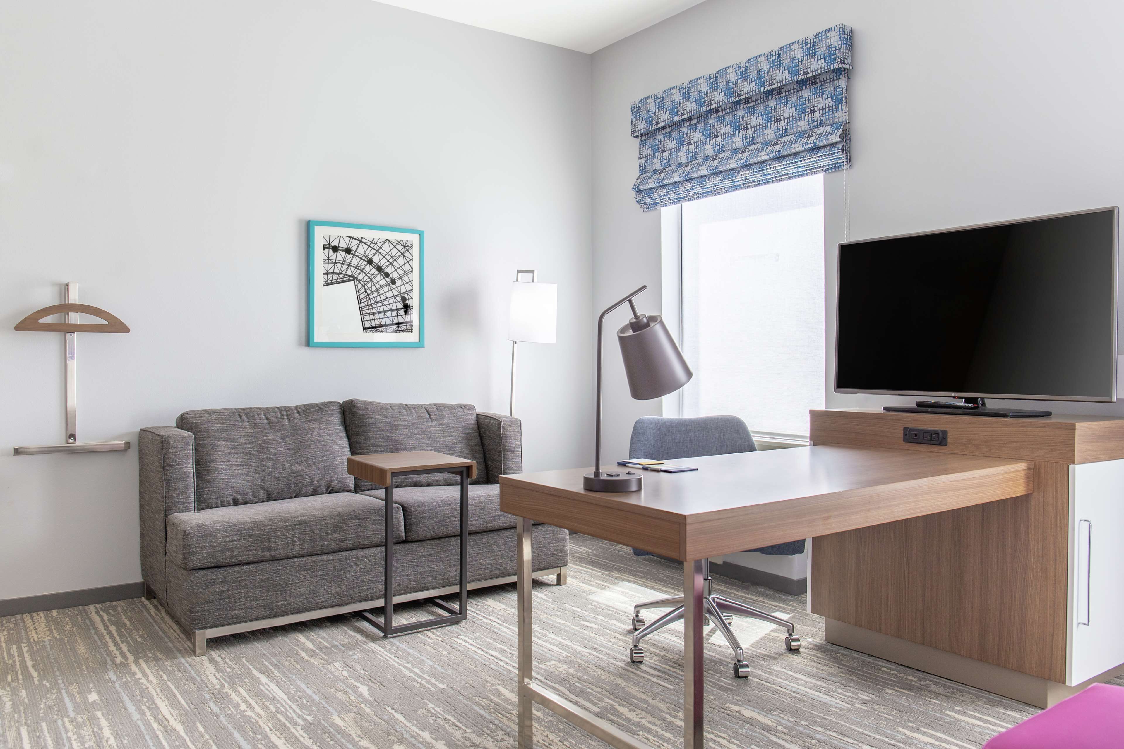 in-room safe, desk, laptop workspace, blackout curtains