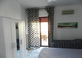 Quadrupla panoramica, terrazzo, vista città | Minibar, una scrivania, ferro/asse da stiro