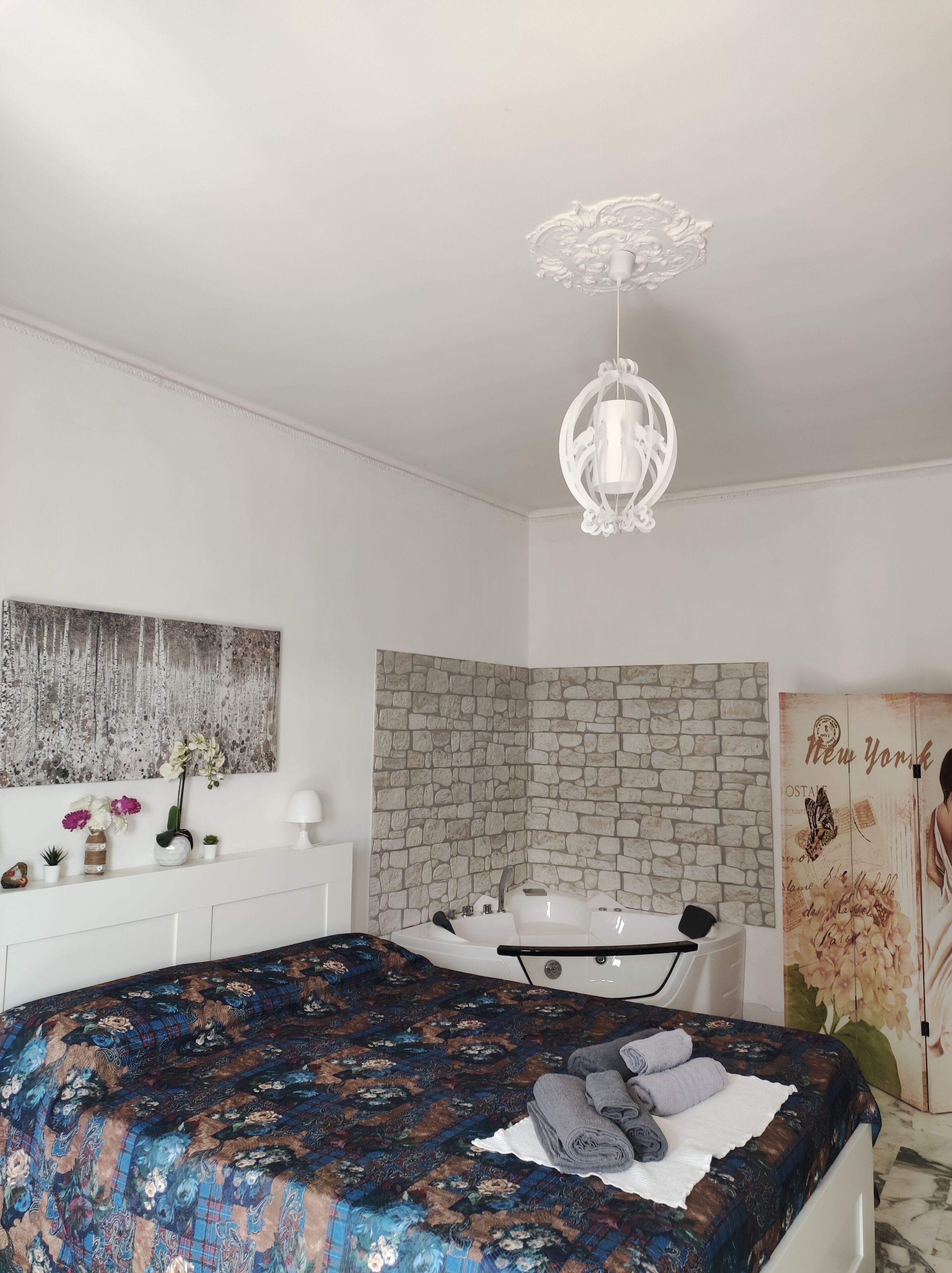 Habitació quàdruple panoràmica, terrassa, vistes a la ciutat | Minibar, escriptori, planxa i posts de planxar i llits addicionals 