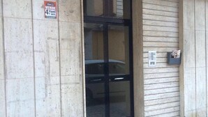 A building entrance with a glass door, a sign indicating '4 Vani acc.', and a mailbox on the right. - B&B Anter (Monopoli)