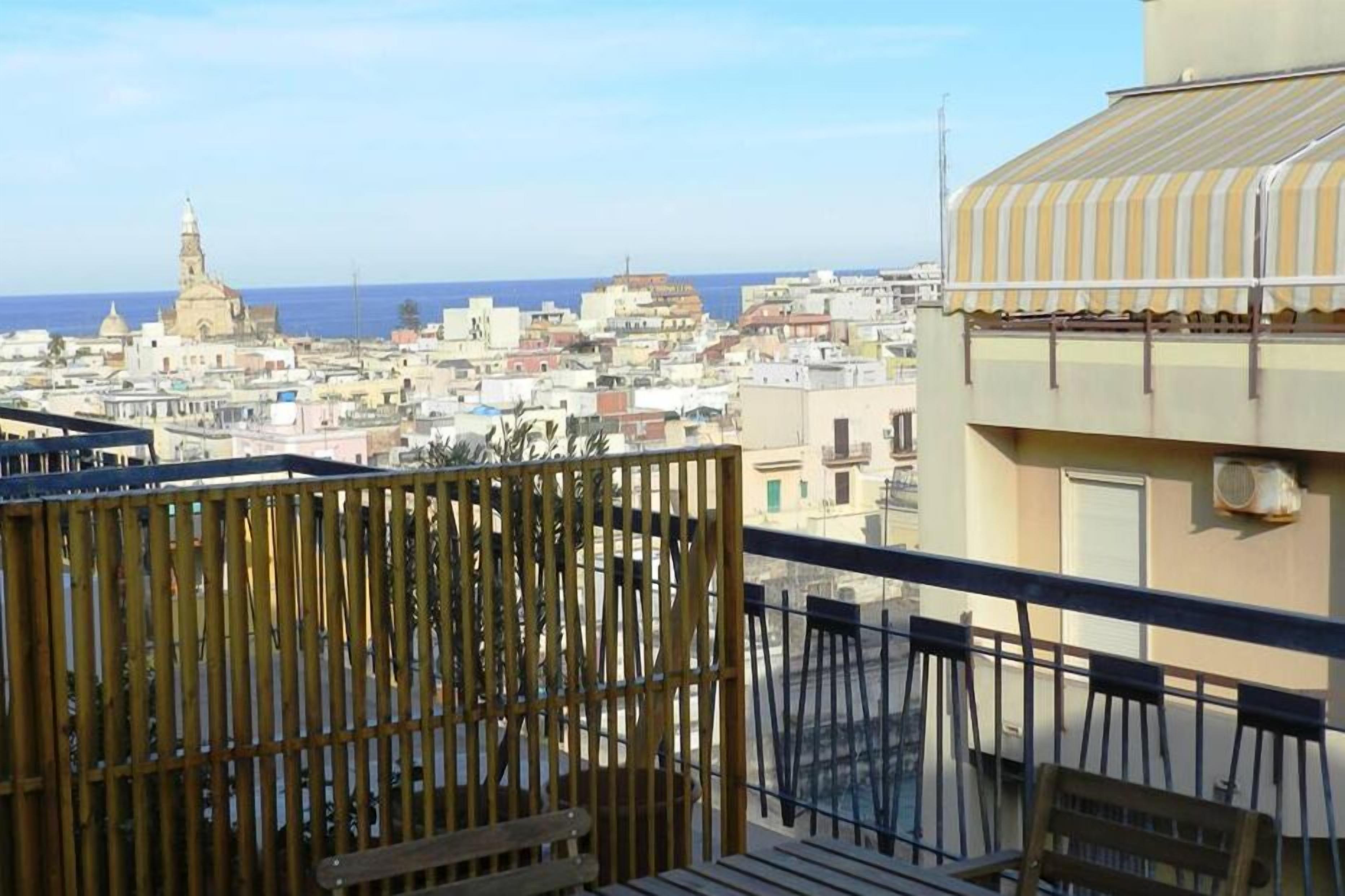 Panoramic-Vierbettzimmer, Terrasse, Stadtblick | Ausblick vom Zimmer