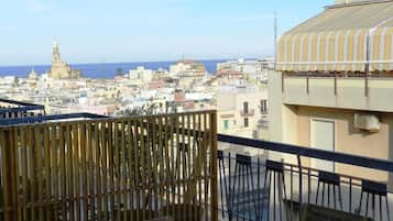 Panoramic-Vierbettzimmer, Terrasse, Stadtblick | Ausblick vom Zimmer