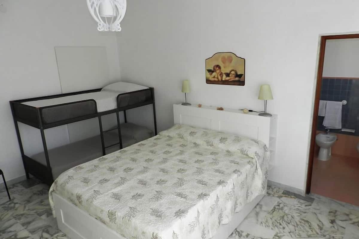 Minibar, escritorio y tabla de planchar con plancha