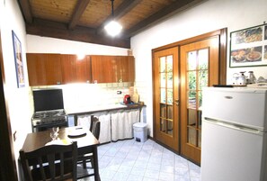 Réfrigérateur, four, plaque de cuisson, cafetiÚre/bouilloire