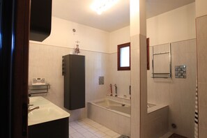 Combined shower/bathtub, hair dryer, towels