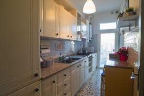 Kühlschrank, Mikrowelle, Herdplatte, Wasserkocher mit Kaffee-/Teezubehör