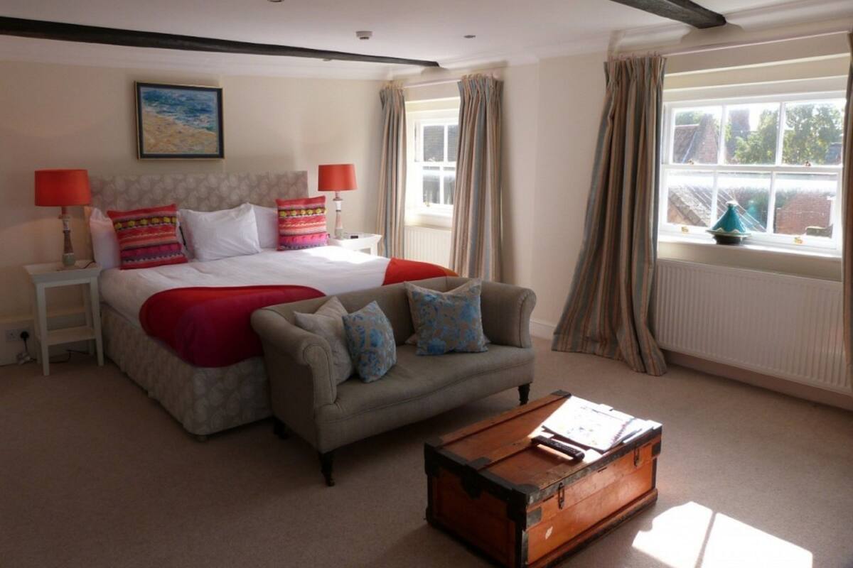 Deluxe Room, River View | Blackout drapes, iron/ironing board (on request), WiFi (free)