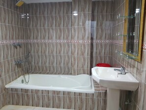 Shower, slippers, towels - Saheb Bari Resort (Pirozali)
