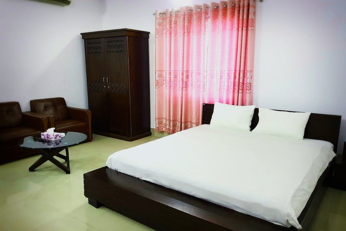 Chambre Double Romantique, 1 trÚs grand lit, vue établissement | Rideaux occultants, chambres insonorisées, Wi-Fi gratuit, draps fournis