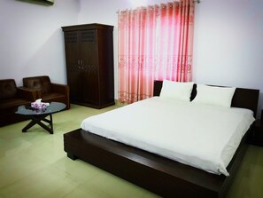 Romantisches Doppelzimmer, 1 King-Bett, Blick auf die Anlage | Verdunkelungsvorhänge, schallisolierte Zimmer, kostenloses WLAN