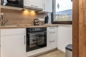 Frigorífico, microondas, horno y placa de cocina
