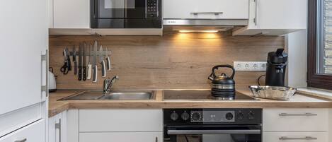 Kühlschrank, Mikrowelle, Ofen, Herdplatte