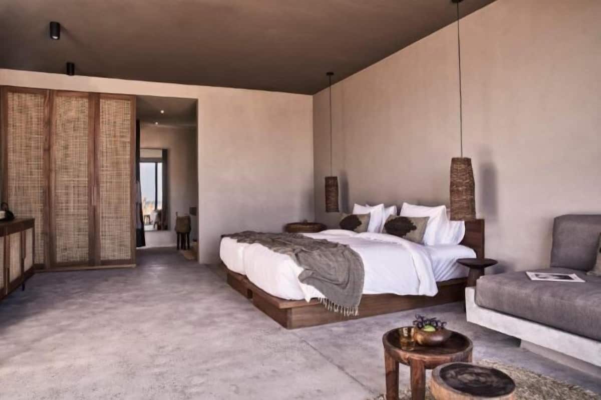 Minibar, caja de seguridad en la habitación, wifi gratis y ropa de cama
