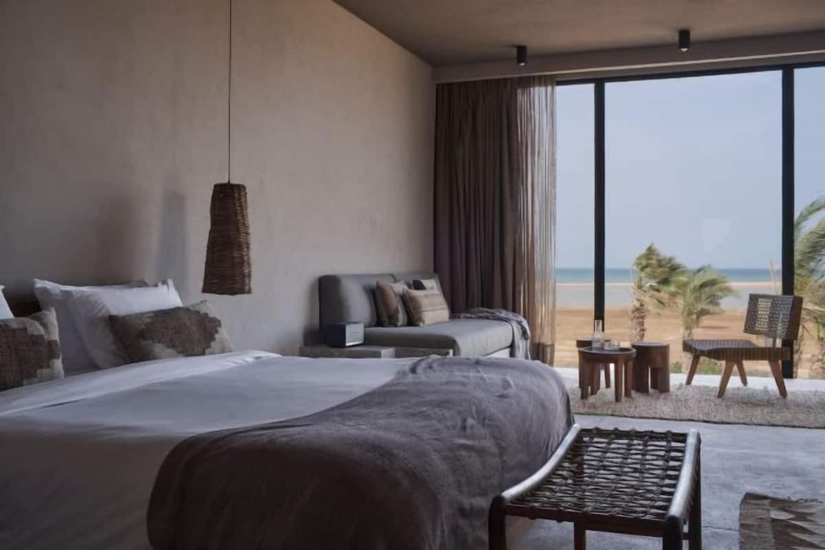 Minibar, caja de seguridad en la habitación, wifi gratis y ropa de cama