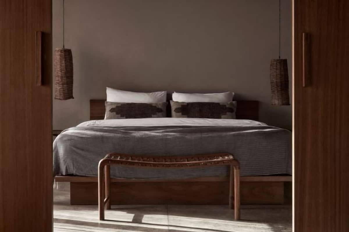 Minibar, caja de seguridad en la habitación, wifi gratis y ropa de cama