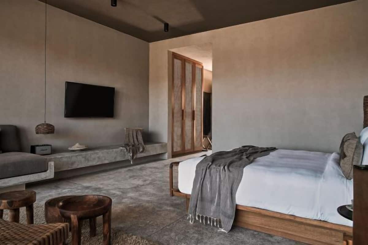 Minibar, caja de seguridad en la habitación, wifi gratis y ropa de cama