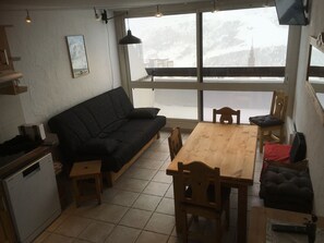 Télévision, lecteur de DVD, livres