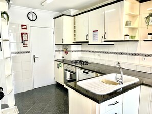 Frigorífic, microones, forn i placa de cuina