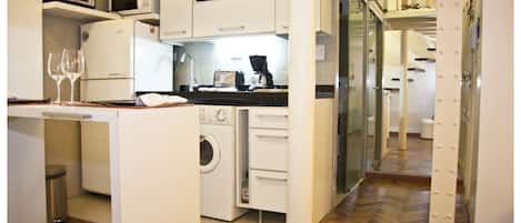 Refrigerador, microondas, horno y cafetera y tetera