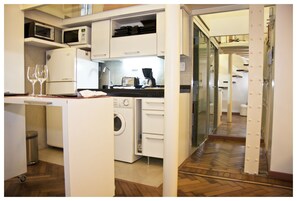 Refrigerador, microondas, horno y cafetera y tetera 