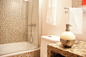 Combined shower/tub, hair dryer, towels