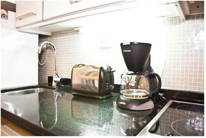 Køleskab, mikrobølgeovn, ovn, kaffe-/temaskine