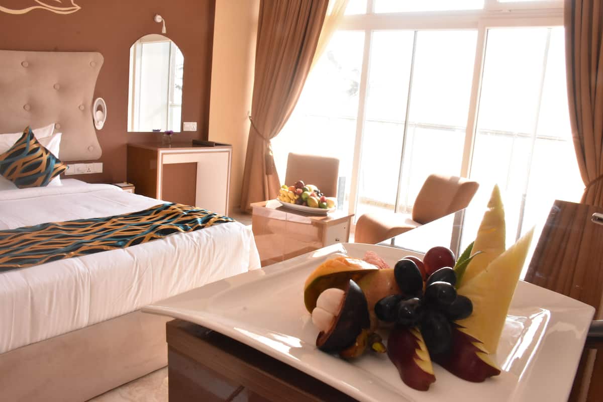 Deluxe tweepersoonskamer, uitzicht op strand | Een minibar, extra bedden, rolstoeltoegankelijk