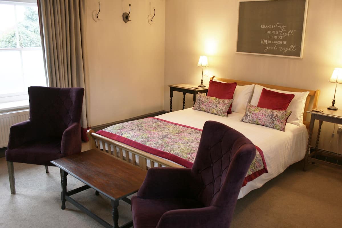 Tabla de planchar con plancha, wifi gratis y ropa de cama