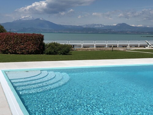 Lakefront apartment with pool and WiFi