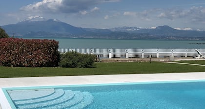 Lakefront apartment with pool and WiFi