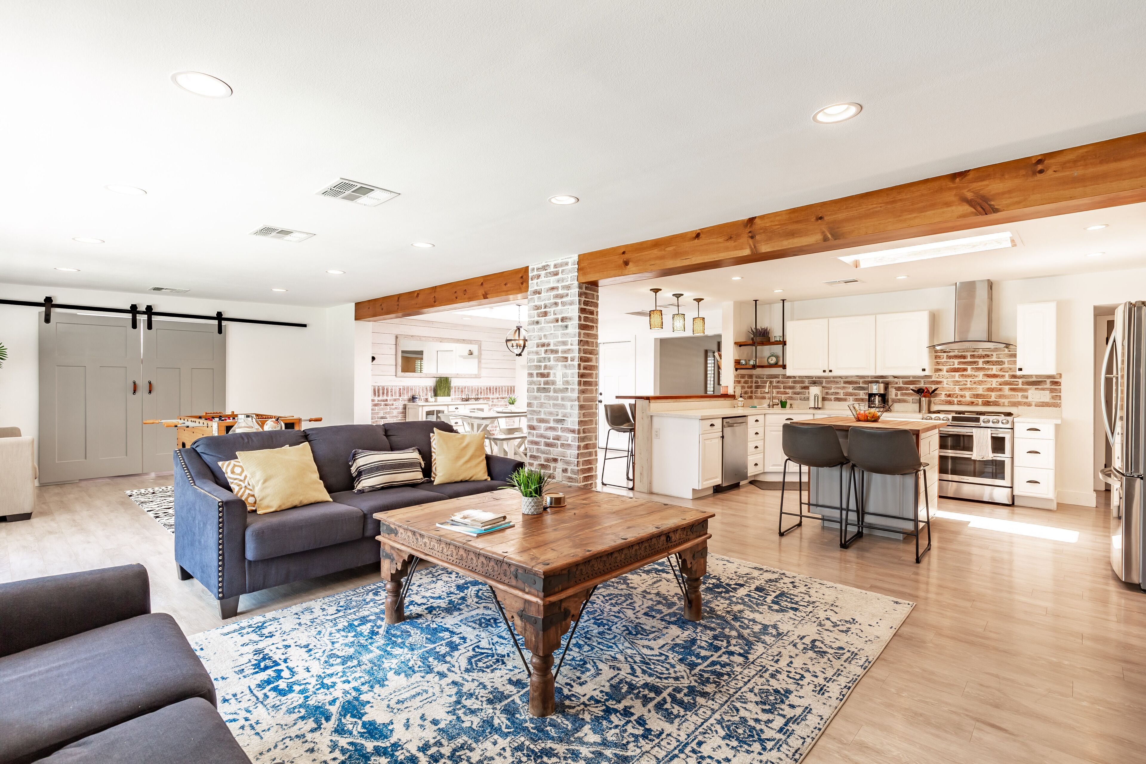 Télévision, lecteur de DVD, baby-foot, livres