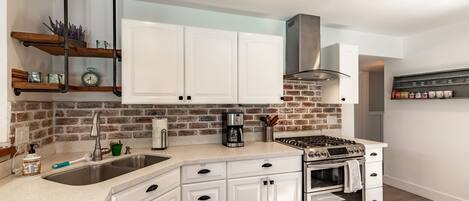 Frigorifero, microonde, forno, piano cottura