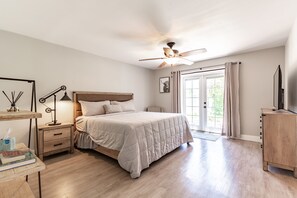 4 bedrooms, desk, iron/ironing board, travel cot