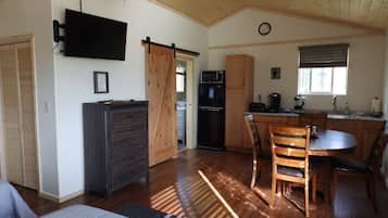 1 habitación, acceso a internet y ropa de cama