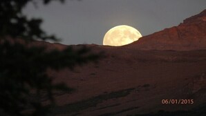 Ein Vollmond über einer gebirgigen Landschaft, Zeitstempel 06/01/2015.