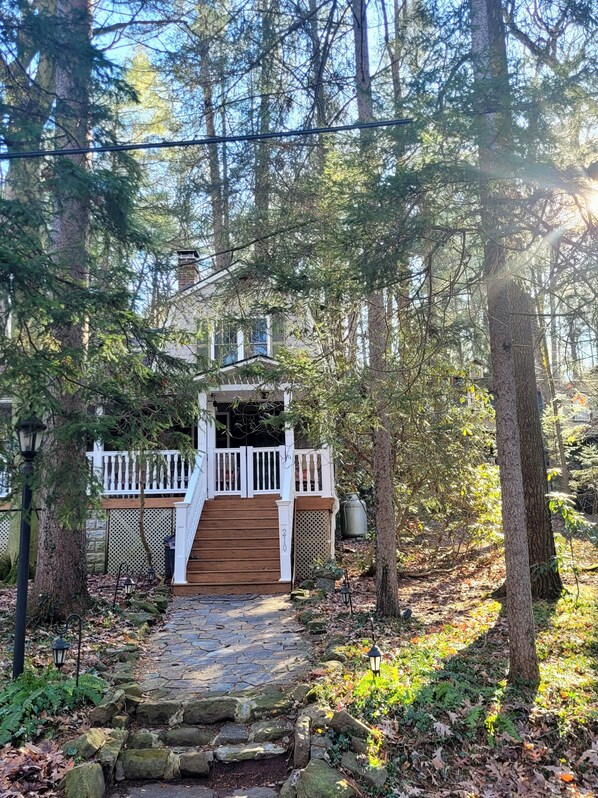 Lots of Space to Hibernate! Enjoy a Peaceful Winter Stay in Wooded Mt