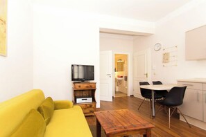 TV, DVD-spiller, filmbibliotek og stereoanlegg