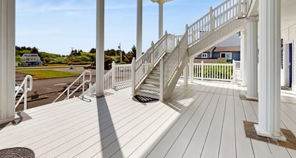 Gorgeous suite at oceanfront inn steps to beach with jetted tub & gas fireplace
