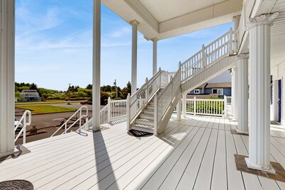 Gorgeous suite at oceanfront inn steps to beach with jetted tub & gas fireplace